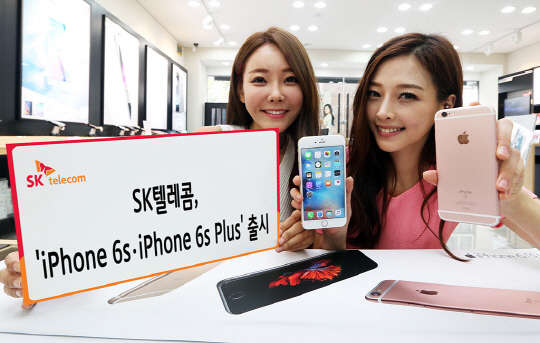 이동통신3사가 애플 아이폰6S, 6S플러스(+)를 공식 출시하고 나섰다. SK텔레콤과 KT, LG유플러스는 23일 전국 대리점과 온라인상에서 아이폰6S, 6S+를 출시하고, 저마다 출시행사를 열며 1호 가입자 탄생을 알렸다. SK텔레콤 모델이 아이폰6S, 6S+ 출시를 알리고 있다. <SK텔레콤 제공>